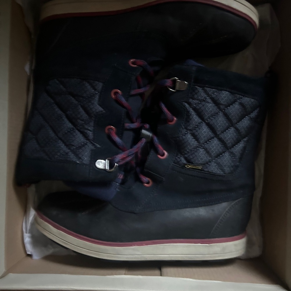Clarks snow boots size 3 1/2 wide kids